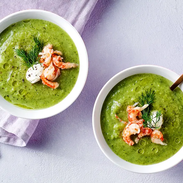 Frische Broccoli-Zucchini-Suppe mit Flusskrebsen