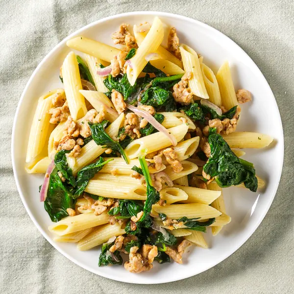 Penne mit Blattspinat und knusprigem Putenhack