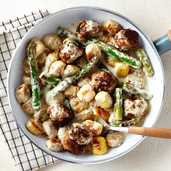 Spargel-Gnocchi-Pfanne mit Hackbällchen