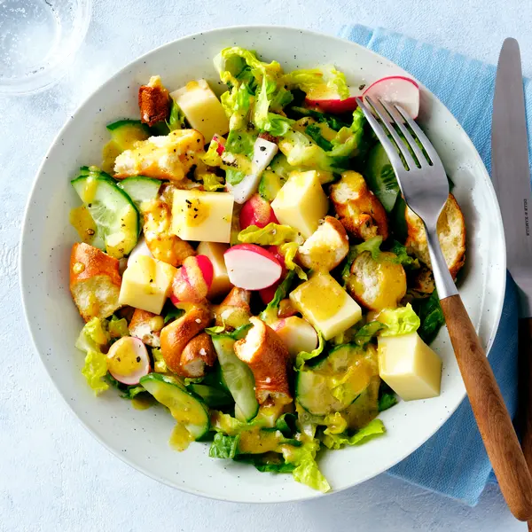 Brezel-Salat mit Bergkäse