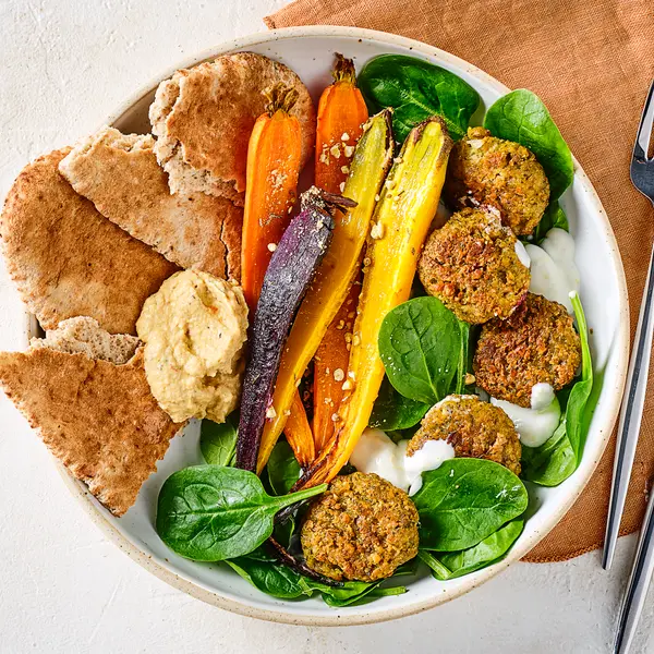 Pita mit gerösteten Möhren und Falafel