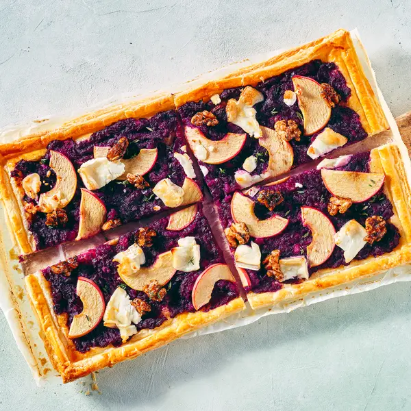 Flammkuchen mit Rotkohl und Apfel