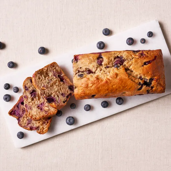 Bananenbrot mit Blaubeeren und Nüssen