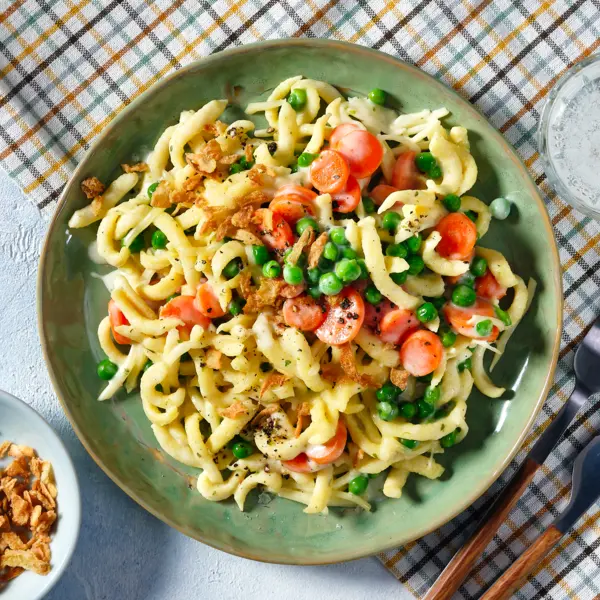 Käsespätzle-Pfanne mit Gemüse