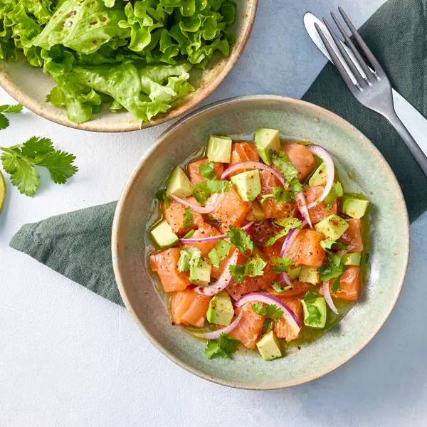 Lachs-Ceviche mit Avocado und Salat