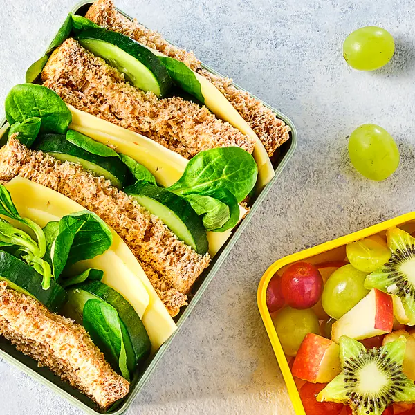 Käsebrot mit schnellem Obstsalat