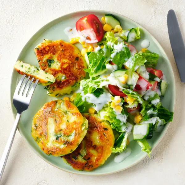 Kartoffeltaler mit buntem Salat
