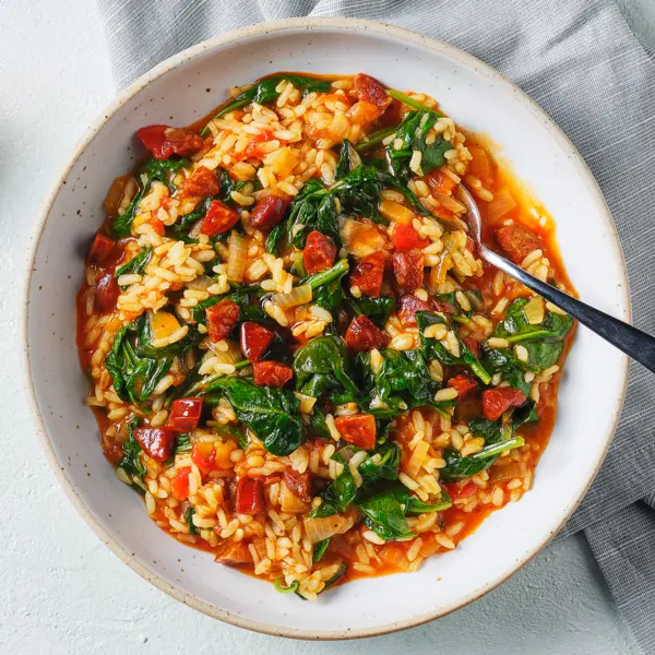 Tomatenrisotto mit Blattspinat und Chorizo