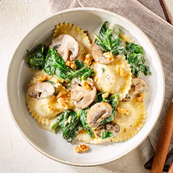Ravioli mit Champignons in Käsesoße