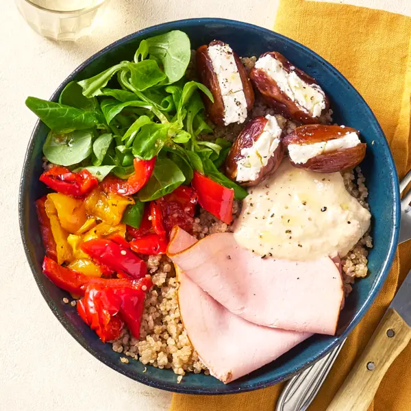 Quinoa-Bowl mit Feta-Datteln
