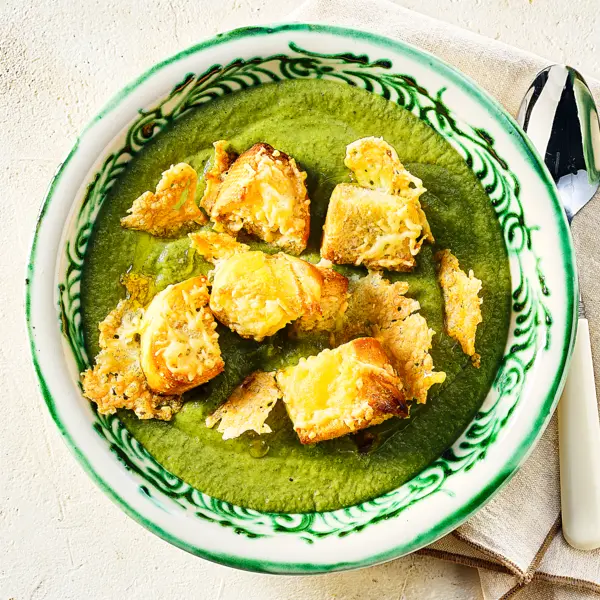 Linsen-Broccoli-Suppe mit Käse-Croutons