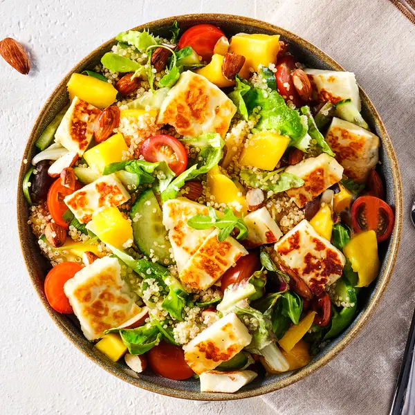 Quinoasalat mit Grillkäse und Mango