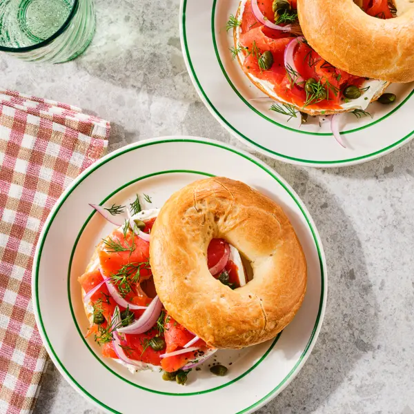 New York Style Bagels mit Räucherlachs und Frischkäse