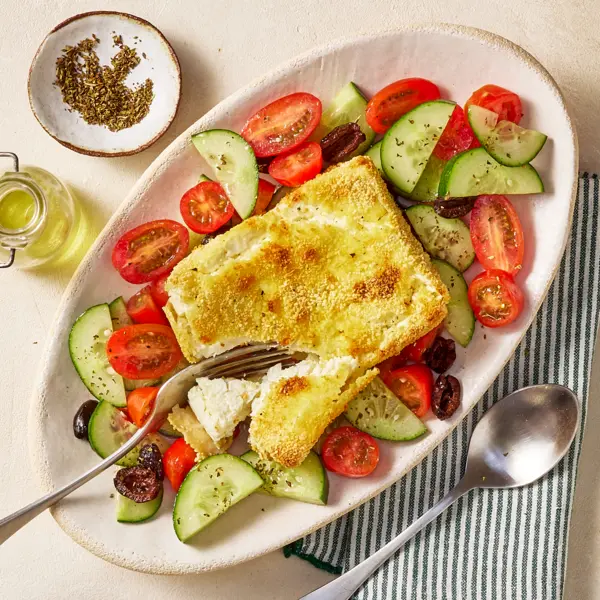 Panierter Feta mit Gemüsesalat aus dem Airfryer
