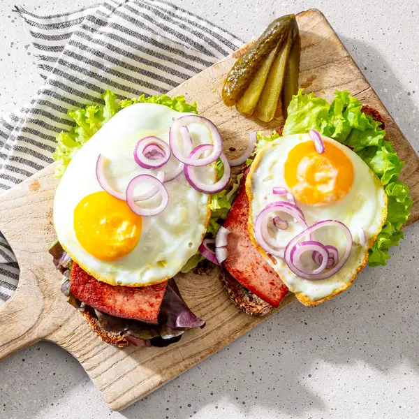 Strammer Max mit Leberkäse
