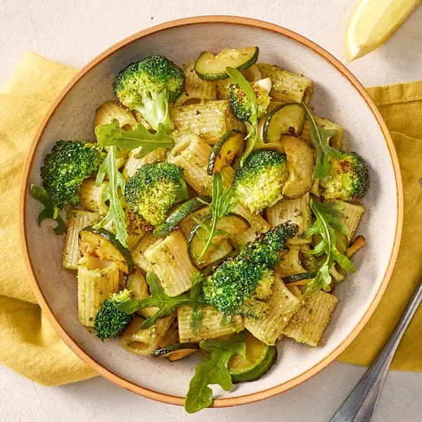 Nudelsalat mit Pesto und grünem Gemüse