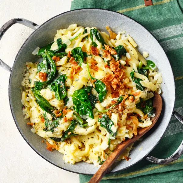 Käsespätzle mit Spinat und Röstzwiebeln