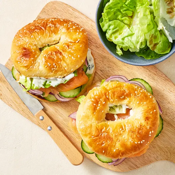 Räucherlachs-Bagel mit Zaziki