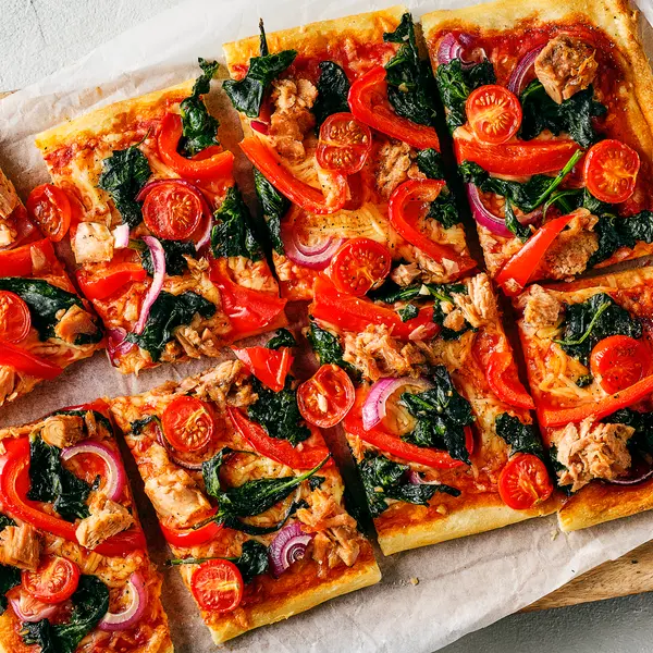 Lieblingspizza mit Spinat und Thunfisch