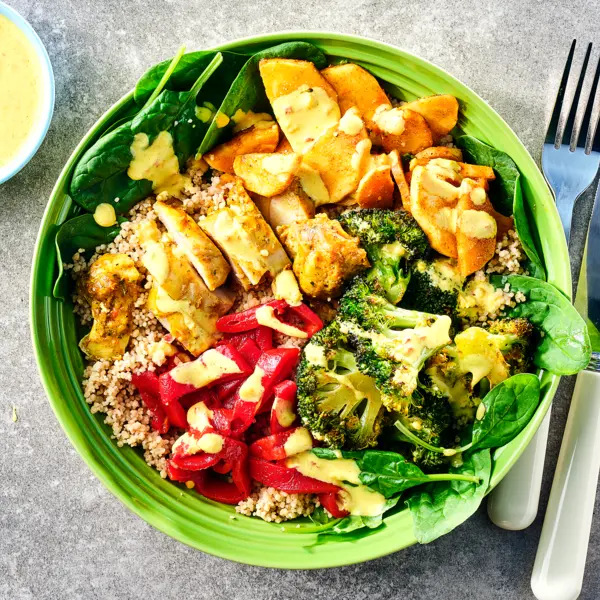Couscous-Bowl mit Hähnchen und Madras-Curry-Soße