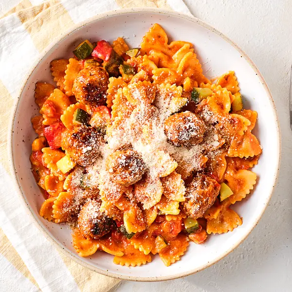 Farfalle in cremiger Tomatensoße mit Hackbällchen