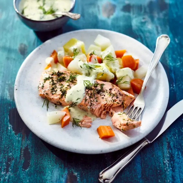 Lachs mit Dill-Senf-Sauce und Gemüse