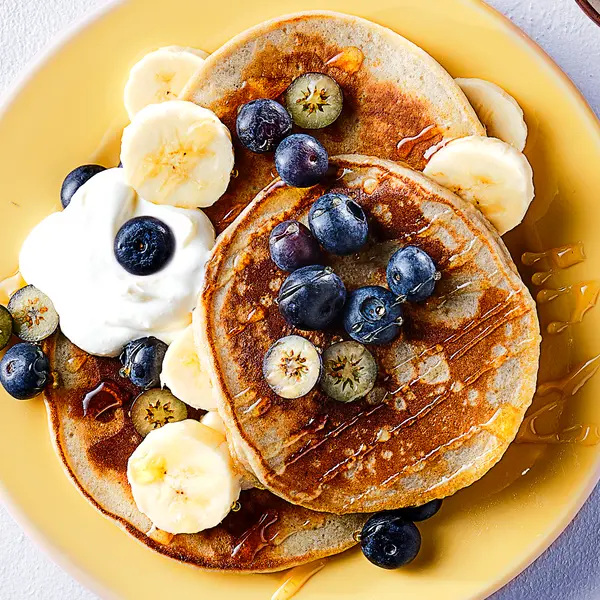 Pfannkuchen mit Bananen und Blaubeeren
