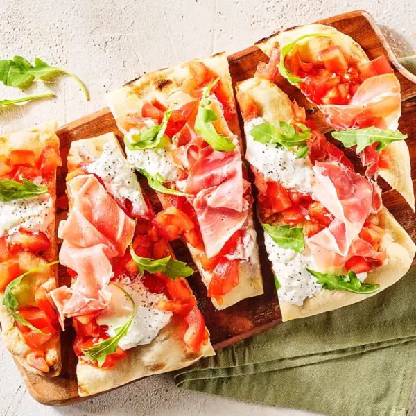Pinsa mit Tomatensalsa und Burrata