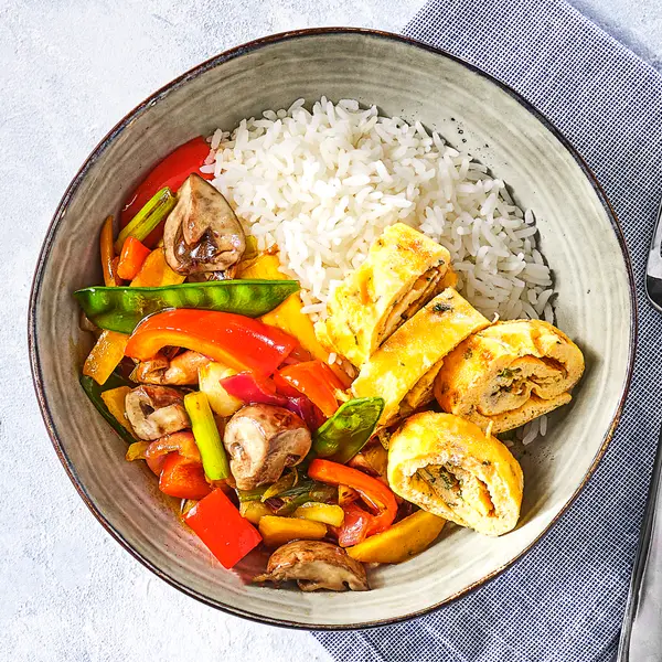 Gemüse-Wok mit japanischem Omelette