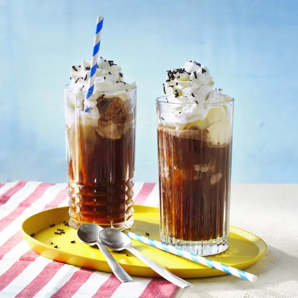 Eiskaffee mit Vanille- und Schokoeis