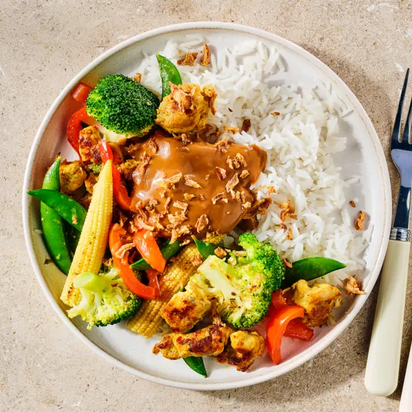 Hähnchen-Gemüse-Pfanne mit Satay-Soße