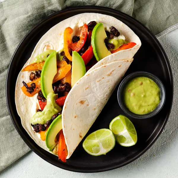 Fajitas mit schwarzen Bohnen und Guacamole