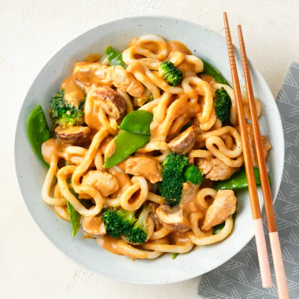 Schnelle Udonnudeln in Erdnusssauce