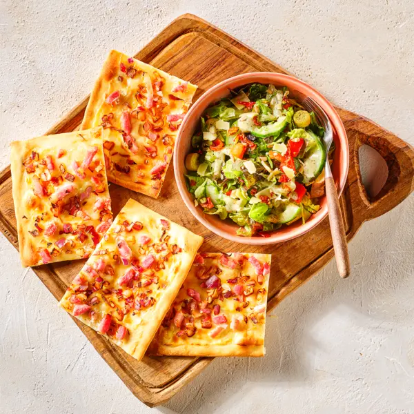 Schneller Flammkuchen mit Salat