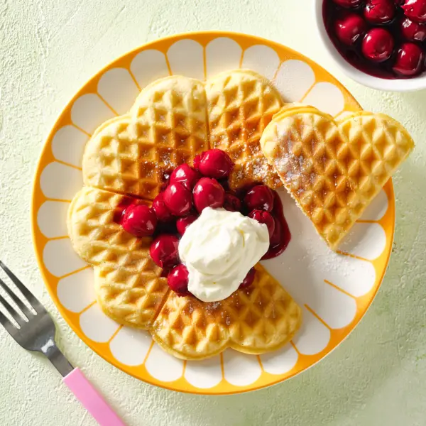 Waffeln mit heißen Kirschen und Sahne