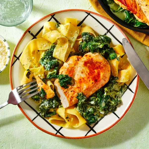Hähnchen Florentine mit Bandnudeln