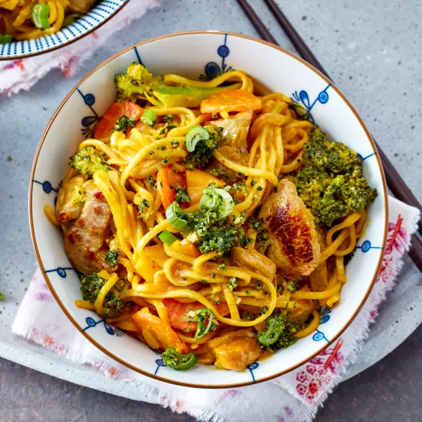 Curry-Nudeln mit gebratenem Schweinefilet
