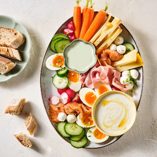 Bunte Osterplatte mit 2 schnellen Dips