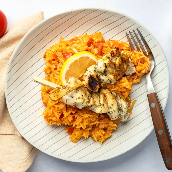 Tomatenreis mit Hühnchen-Souvlaki