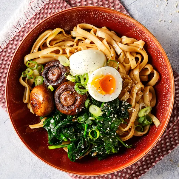 Udon-Nudeln mit Spinat und Ei