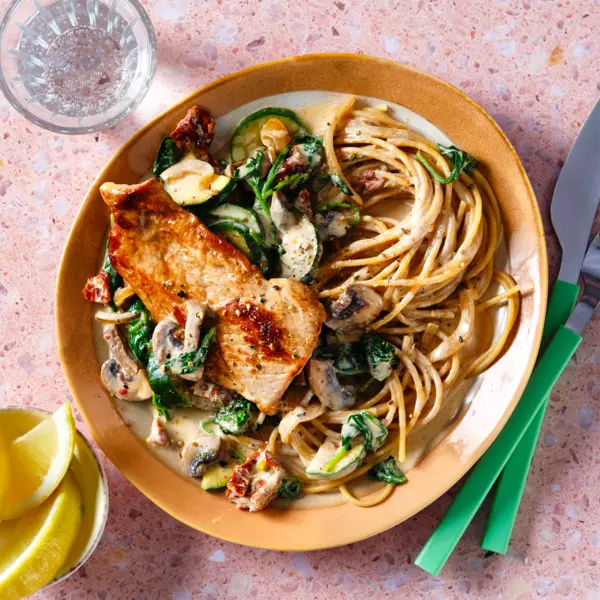 Mediterranes Rahmschnitzel mit Spaghetti