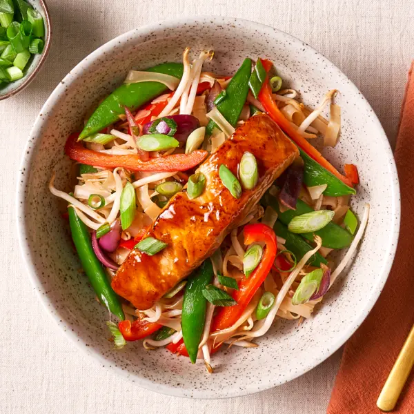 Lachs-Teriyaki mit Reisnudeln und Gemüse