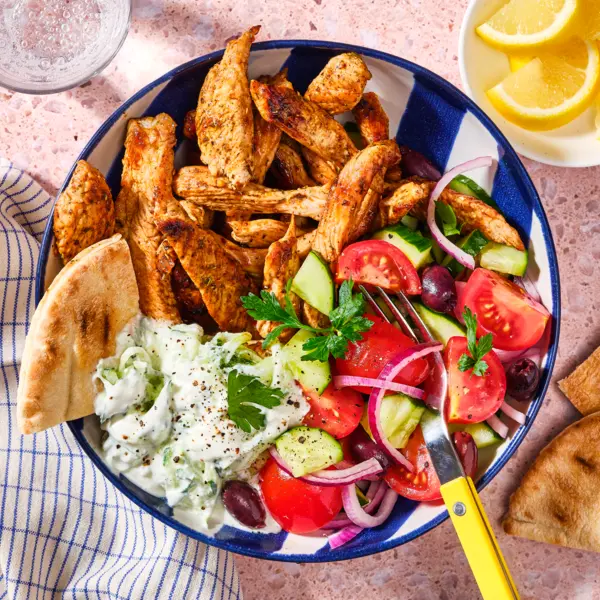 Putengyros mit Feta-Zaziki und Salat