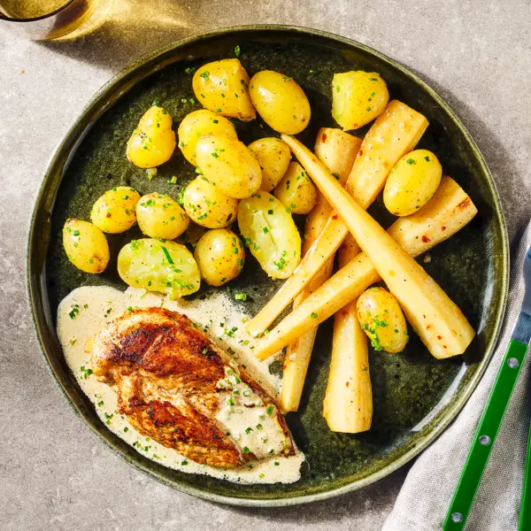 Cremiges Hähnchen mit glasierten Pastinaken