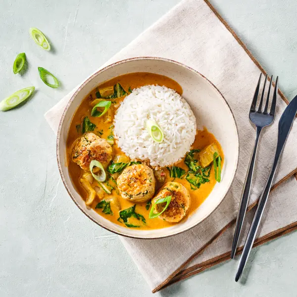 Rotes Curry mit Puten-Hackbällchen