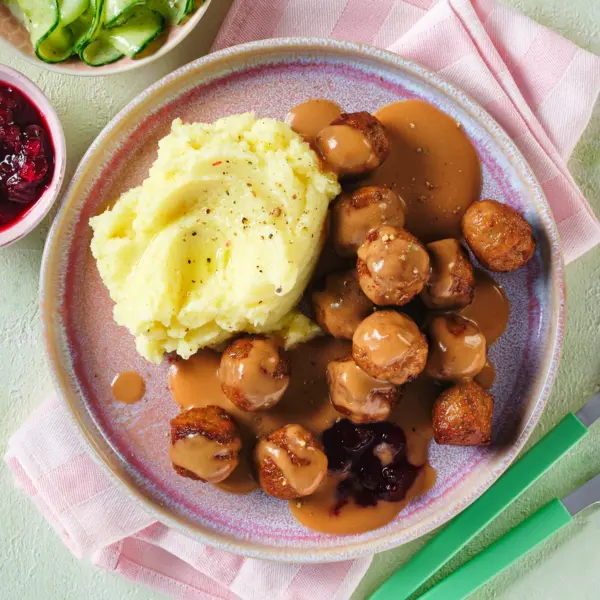 Köttbullar mit Kartoffelpüree und Gurkensalat