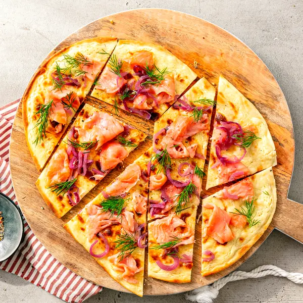 Flammkuchen mit Lachs und frischem Dill