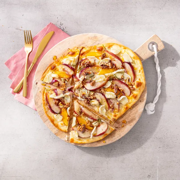 Flammkuchen mit Ziegenkäse und Nektarinen