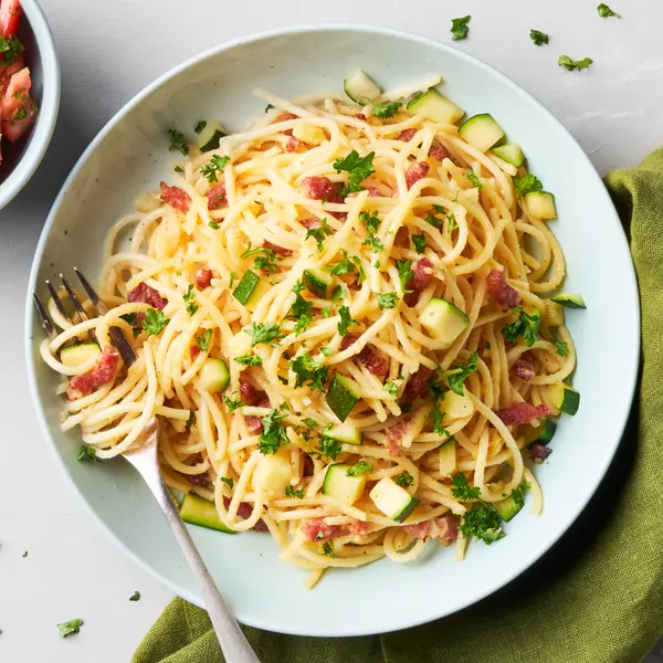 Pasta Carbonara mit Tomatensalat