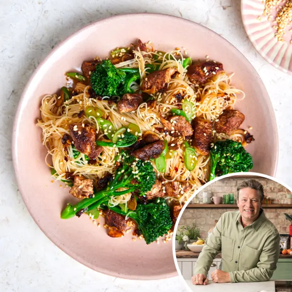Reisnudeln mit knusprigem Hähnchen und Broccoli
